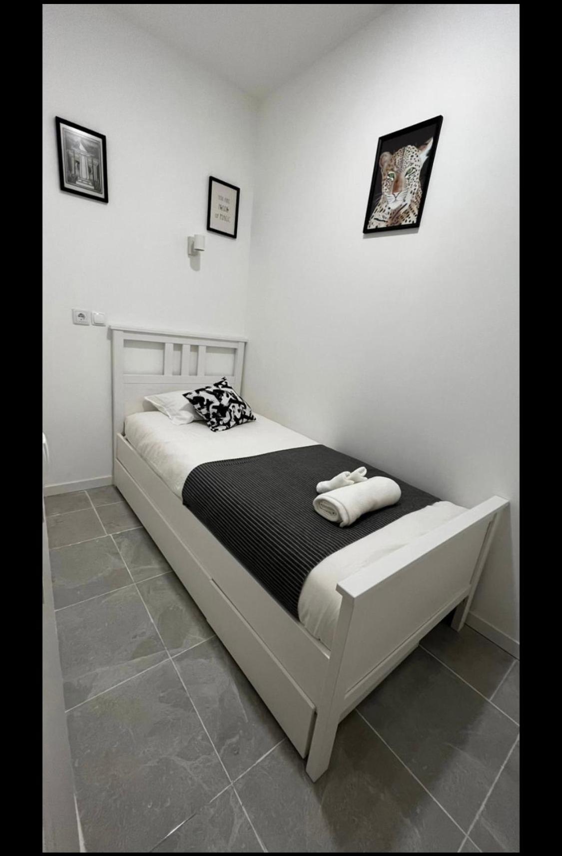 Apartamento Conde Do Redondo Lisbona Esterno foto